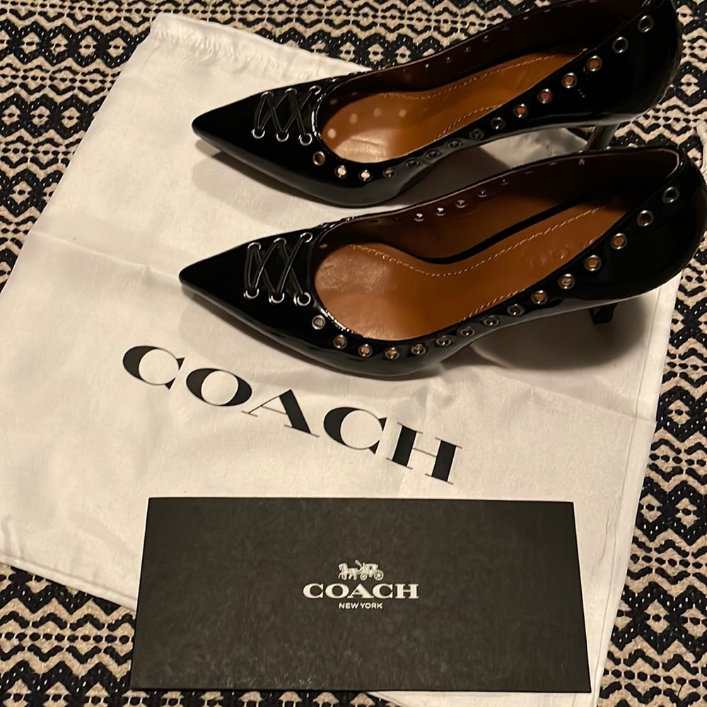 Coach Varick Pump 85MM lyr; Black Size 9.5 Med with signature packaging.